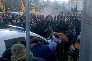 На Крещатике произошла стычка вкладчиков обанкротившихся банков с полицией, люди лежат на асфальте