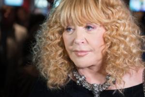 Возле особняка Пугачевой задержали подозрительную женщину в черном