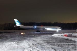 В московском аэропорту самолет протаранил снегоуборочную машину