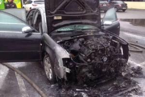В Харькове произошел шокирующий инцидент: два автомобиля сгорели прямо в центре города
