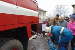 Оставшиеся без воды жители Торецка вынуждены сливать воду с батарей