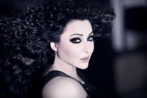 Певица Лолита оконфузилась на сцене, показав публике нижнее белье