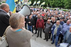 "Мєнти також люди": у Полтаві екс-міліціонери вийшли на протест