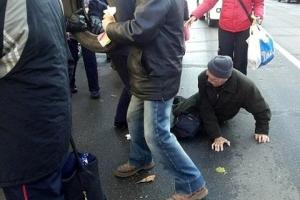 На Хрещатику мітингувальник кинув палаючий фаєр у поліцейського