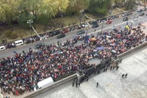 В Киеве несколько тысяч педагогов вышли на митинг