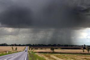 Экстремальные осадки в Испании: пожарные спасли женщину с затонувшего автомобиля