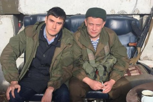 Захарченко сфотографировался в кресле из сбитого на Донбассе малайзийского "Боинга"