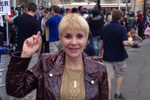 Мама Курбана Омарова выглядит моложе своего сына