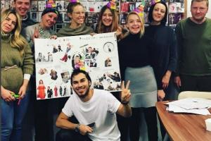 Ксения Собчак прячет фигуру за картой желаний