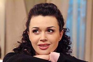 Анастасия Заворотнюк показала свое детское фото с родителями