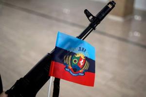 В оккупированном Луганске "власти" в ярости: неизвестные опять сорвали флаг "республики"