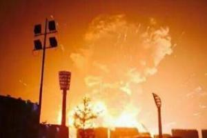 В Макеевке сильный пожар в районе металлургического завода, видно большое зарево