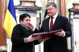 Родные погибших бойцов АТО получили "Золотые звезды" Героев Украины 