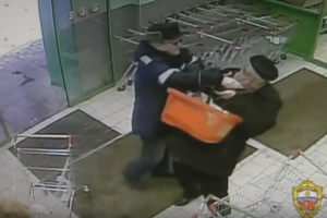 В супермаркете в Москве мужчина воткнул нож в шею пенсионеру: опубликовано видео