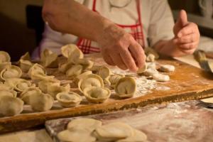 В Казахстане красотки заманивали на квартиру парней и заставляли их лепить пельмени