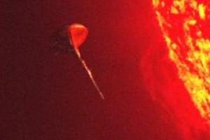 Ученые показали удивительное видео заправки НЛО на Солнце