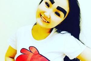 Якутская продавщица стала звездой Сети из-за своих бровей 