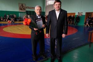 В Енакиево "заммэра" приказал перекрасить пол в спортзале ДК, "чтобы получился флаг ДНР"