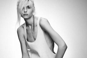 Модель-трансгендер Андреа Пежич загорала топлес на пляже в Майами