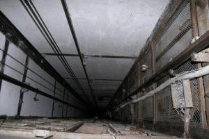 В Москве погибла женщина, которая упала в шахту лифта 