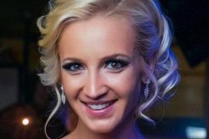 Телеведущая Ольга Бузова показала снимок в соблазнительном платье