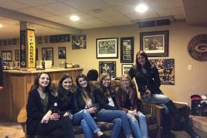 Интернет-пользователи обсуждают снимок, на котором у девушки таинственным образом "исчезли" ноги