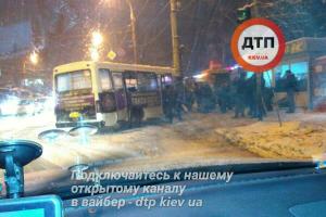 ДТП в Киеве: маршрутчик сбил пешеходов и врезался в столб, есть пострадавшие