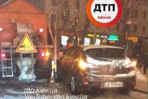 В Киеве водитель Мазды врезался в фургон работников дорожных служб