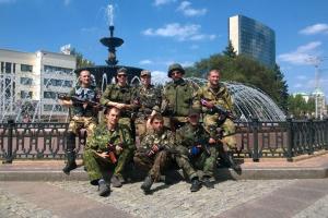 В Сети появилось фото боевиков "ДНР", которые участвовали в "параде пленных" в Донецке