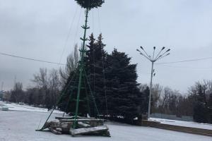 Русские "братья" "подарили" оккупированной Макеевке 13-метровую елку