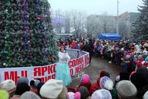 В Горловке на открытии елки подарки раздавали "избранным детям"