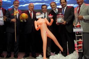 Министру экономики Чили подарили резиновую куклу, чтобы "простимулировать экономику"