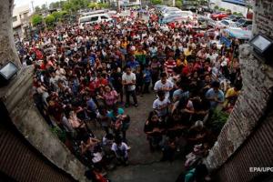 На Филиппинах бушует мощный тайфун, из-за огромных волн закрылись порты