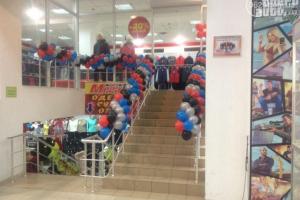 Гражданский корпус "Азов" уничтожил "сепаратистские" шарики в торговом центре Мариуполя