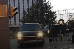 Видео колонны убегающих из особняков в США российских дипломатов взорвало сеть