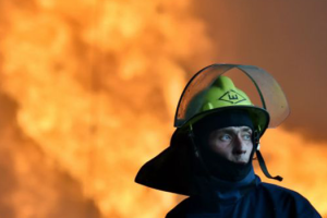 В Киеве произошел масштабный пожар: огромный столб черного дыма видно издалека