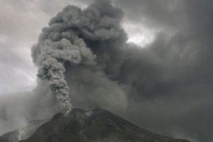 На Курилах проснулся вулкан: местные жители напуганы огромным столбом дыма