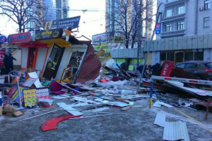 В Киеве ночью полсотни людей в балаклавах уничтожили рынок