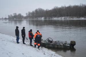 В Чернигове авто провалилось под лед: спасатели ведут поисковые работы 