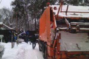 "АвакOFF": к дому главы МВД протестующие "автомайдановцы" пригнали мусоровоз
