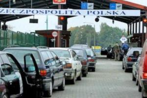 На границе с Польшей стоят километровые очереди из сотен автомобилей