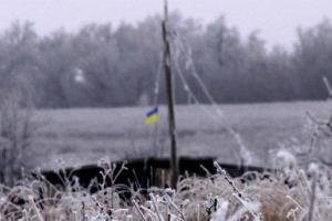 Под Авдеевкой в 150 метрах от позиций боевиков развевается сине-желтый флаг