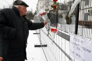 К российскому посольству в Киеве принесли цветы и лампадки