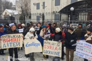 В Киеве пикетируют российское посольство с требованием прекратить бомбардировки Алеппо