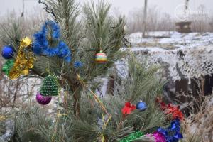 Защитники Мариуполя украсили елки на позициях 