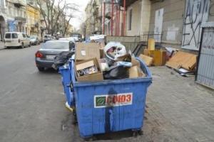 В Одессе переулок возле мэрии утопает в мусоре