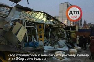 В Киеве неизвестные на тракторе разгромили рынок Оболонь: хозяева торговых точек в шоке