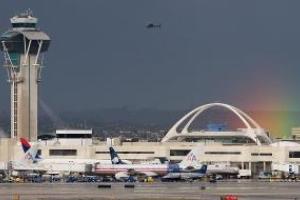 В аэропорту Лос-Анджелеса существует угроза взрыва: могут быть заминированы сразу три терминала