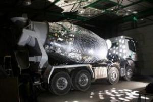 Француз создал самый необычный дискотечный шар из бетономешалки