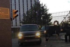 С территории посольства РФ в США выезжают черные фургоны с тонированными стеклами и без номеров